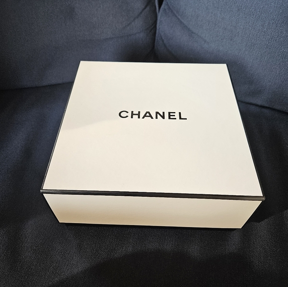 CHANEL Empty Gift Box 8 1/2" X 8 1/2" X 4" No. 3 - Picture 3 of 8